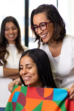 Aula prática de coloração pessoal na Comunica com aplicação de teste de cores em aluna