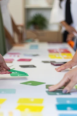 Dinâmica com cartelas de cores durante formação profissional na Comunica