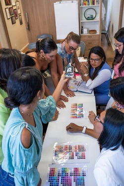 Alunas analisando cartelas cromáticas durante prática em sala de aula