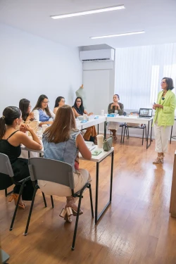 Formação presencial em Consultoria de imagem e comportamento na Comunica com aula conduzida por Vivian