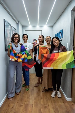 Alunas exibindo tecidos de coloração pessoal após atividade prática