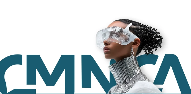 Imagem institucional da marca CMNCA com modelo representando identidade e posicionamento visual