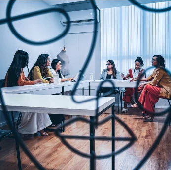 Alunos em sala de aula durante formação em visagismo na Comunica